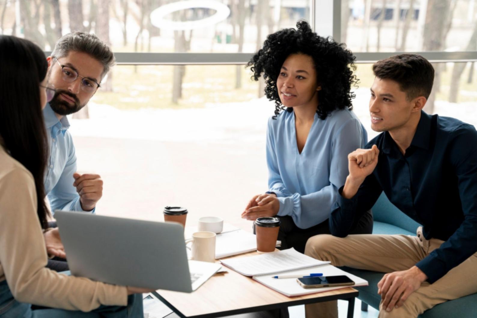 Detailaufnahme von Finanzberichten und Taschenrechner auf einem Schreibtisch