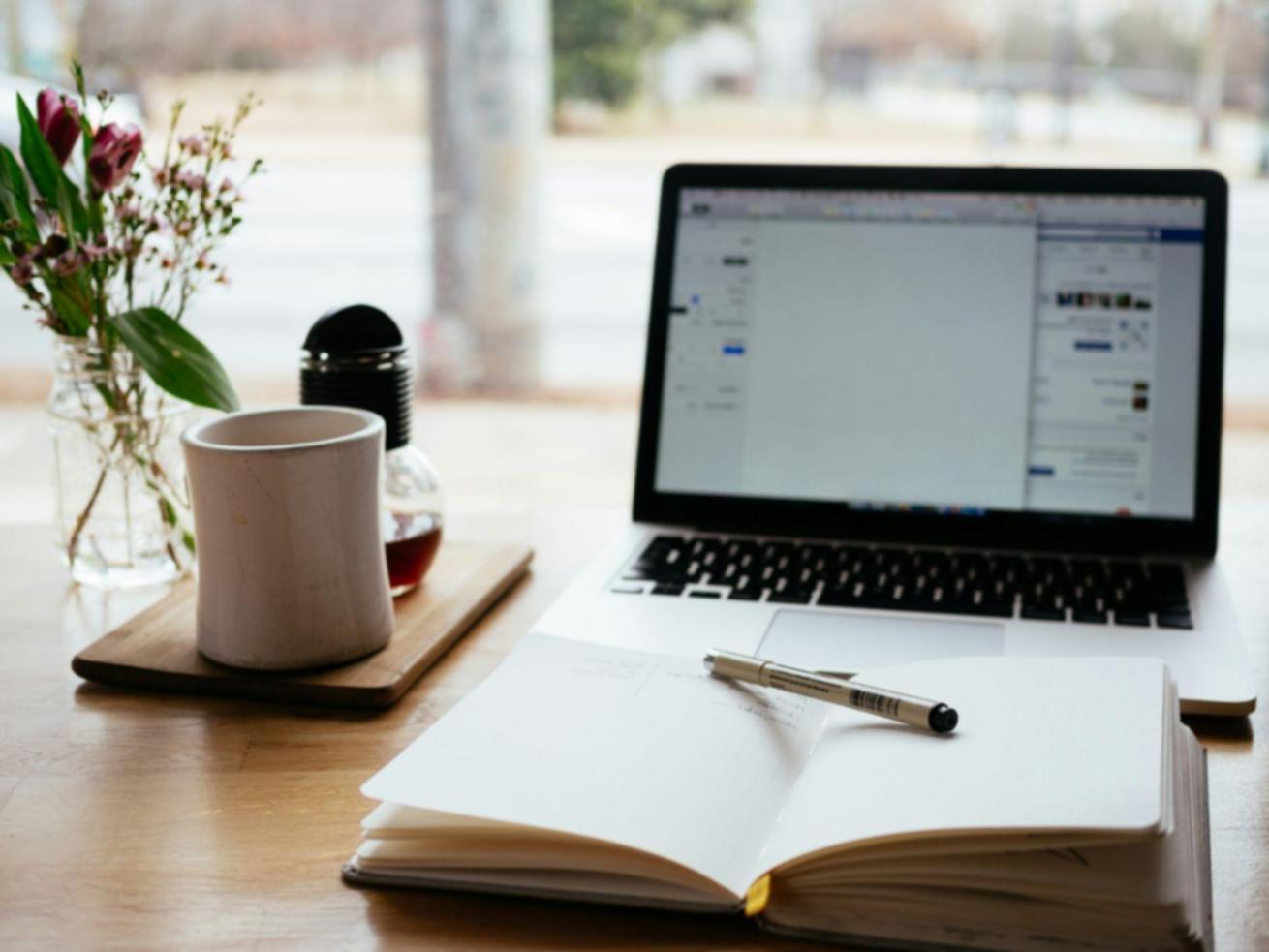 Modernes Büro mit Finanzunterlagen und digitalen Tools